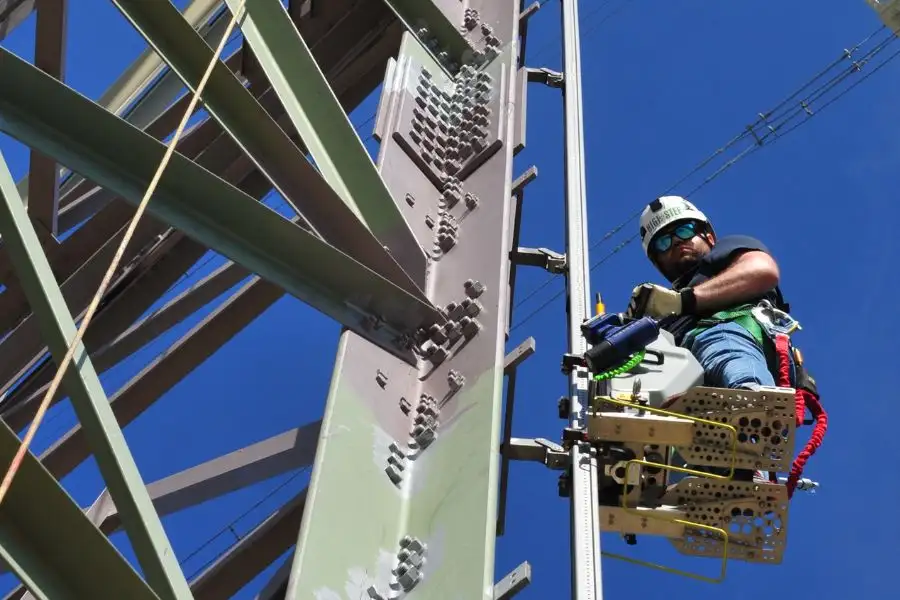 Electricity pylon lift maintenance lift alternative fixed ladder